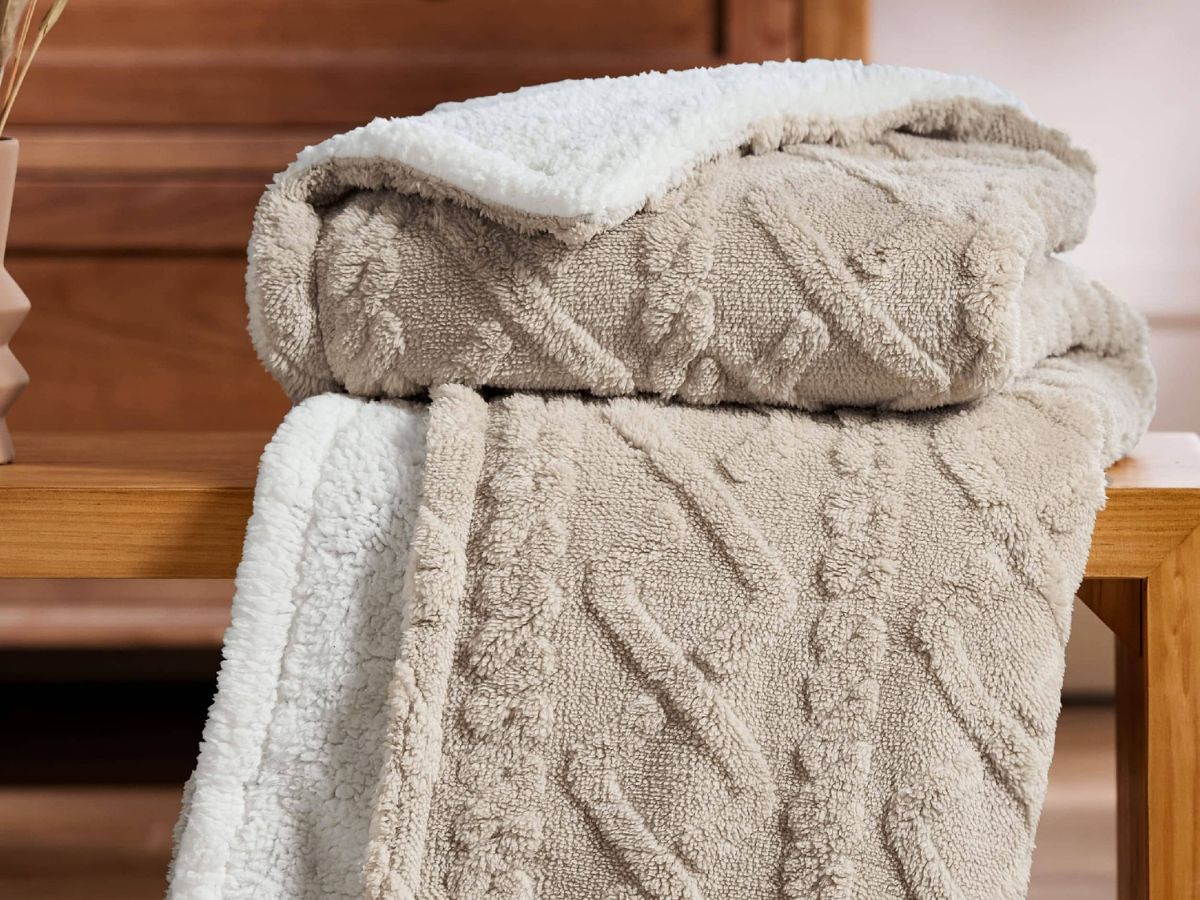 Sherpa blanket is good at retaining heat for body